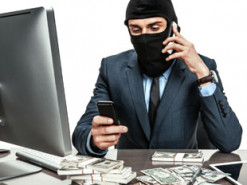 Афера на “коронавирусной” тысяче: как с карточек пенсионеров мошенники крадут деньги