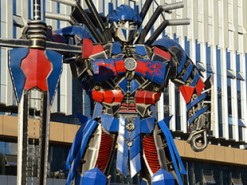 Скупой отец отказался платить за костюм сына и выставил себя посмешищем