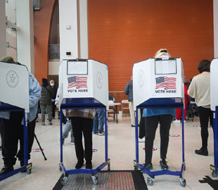 The New York Times: Российские хакеры “взламывают” доверие американцев к выборам