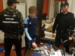 В Киеве 20-летний парень сбывал наркотики через интернет-магазин