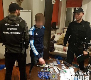 В Киеве 20-летний парень сбывал наркотики через интернет-магазин