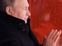 Рука путина во время встречи с шойгу удивила сеть: "Она умерла?"