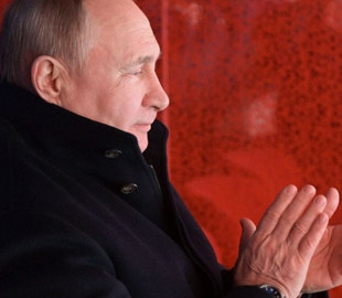 Рука путина во время встречи с шойгу удивила сеть: "Она умерла?"