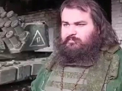Російський батюшка у бронежилеті освячує ржаві танки