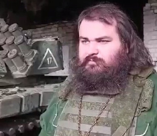 Російський батюшка у бронежилеті освячує ржаві танки