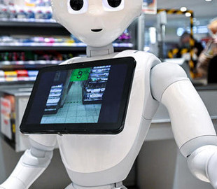 Появился робот, который заставляет надеть маску