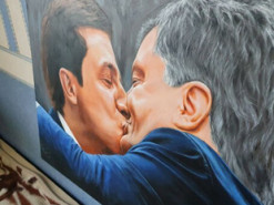 На OLX удалили картину целующихся Зеленского и Порошенко