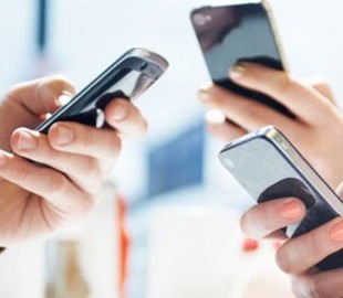 Работа со смартфоном способна непоправимо покалечить шею