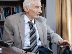 Мартин Рис: «Две технологии могут убить человечество быстрее глобального потепления»