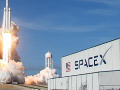 Илон Маск запускает спутник вопреки массовому протесту у офиса SpaceX – трансляция