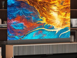 Hisense анонсировала первый в мире сворачивающийся лазерный телевизор