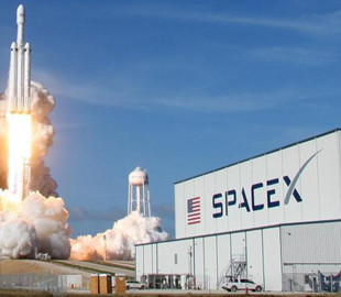 Илон Маск запускает спутник вопреки массовому протесту у офиса SpaceX – трансляция