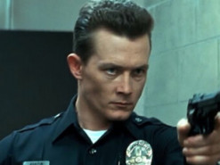 Звезда Терминатора Роберт Патрик показал, как российский танк уничтожают в Мариуполе