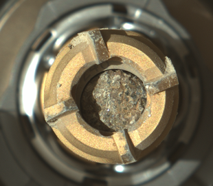 Марсоход нашел на Марсе драгоценный камень: ученые ломают голову, как он туда попал