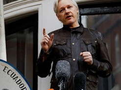 Ассанж решил засудить укрывающее его посольство Эквадора
