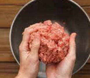 Фарш не можна перемішувати руками: дізнайтеся про причину