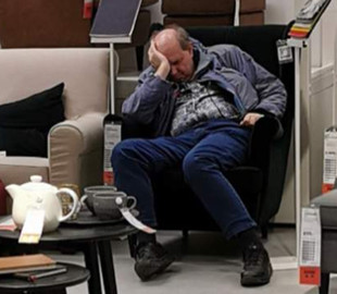 Курьез: в сети показали, как мужчины ждут своих жен с шоппинга