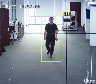 Китайская система распознавания узнает человека по походке с 50 метров