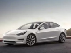 Tesla Model S Plaid обогнала грузовик Chevy при движении задним ходом