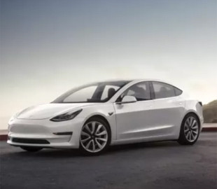 Tesla Model S Plaid обогнала грузовик Chevy при движении задним ходом