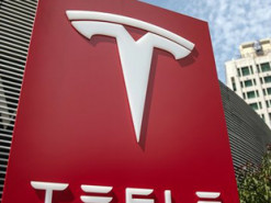 Акции Tesla обвалились на 18%