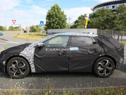 Новейший электромобиль Kia ездит в паре с Tesla Model 3