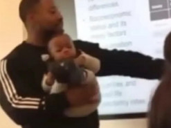 Преподаватель на занятиях нянчился с ребенком студентки, чтобы она смогла учиться