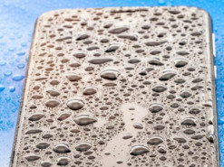 Експерти пояснили, як врятувати телефон, який впав у воду