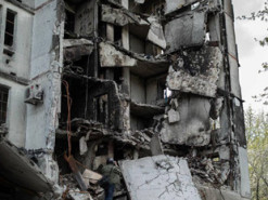 Поранений, втомлений, але нескорений: Зеленський показав кадри розбомбленого Харкова