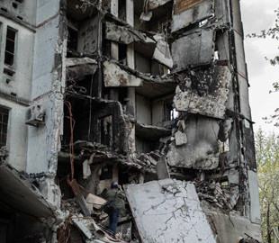 Поранений, втомлений, але нескорений: Зеленський показав кадри розбомбленого Харкова