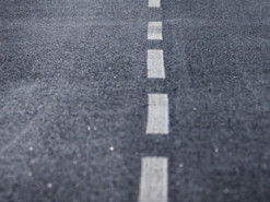 Коммунальщики в Киеве во время дождя клали асфальт и поливали клумбы