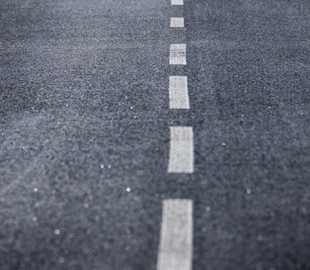 Коммунальщики в Киеве во время дождя клали асфальт и поливали клумбы