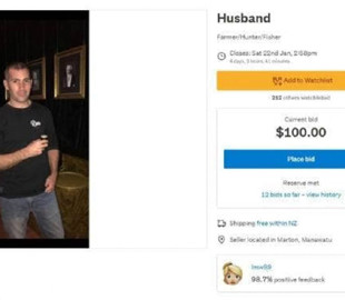 Жінка виставила на аукціон власного чоловіка, бо той поїхав на риболовлю