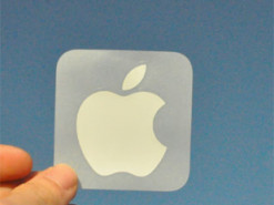 Чому Apple припинила вкладати фірмові наліпки до iPhone