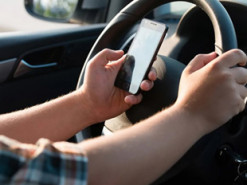 В Запорожье водитель отвлекся на телефон и врезался в припаркованное авто