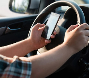 В Запорожье водитель отвлекся на телефон и врезался в припаркованное авто