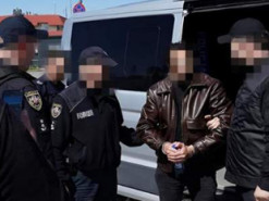 До України екстрадували шахрая, який ошукував військових на фейковому продажі авто