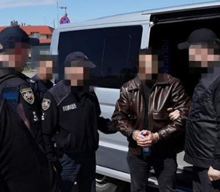 До України екстрадували шахрая, який ошукував військових на фейковому продажі авто