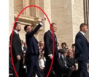 У Польщі виник скандал через селфі спікера Сейму на похороні Папи Франциска