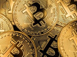 8 лет назад программист купил две пиццы за 10000 биткоинов. Сейчас они стоят 83 миллиона долларов