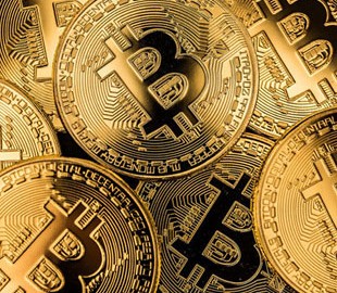 8 лет назад программист купил две пиццы за 10000 биткоинов. Сейчас они стоят 83 миллиона долларов