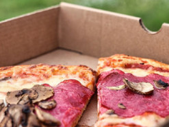 Курьер съел кусок пиццы из-за отсутствия чаевых