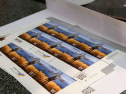 Укрпочта начнет продавать мерч с кораблем: когда можно будет купить магниты и футболки