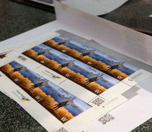 Укрпочта начнет продавать мерч с кораблем: когда можно будет купить магниты и футболки