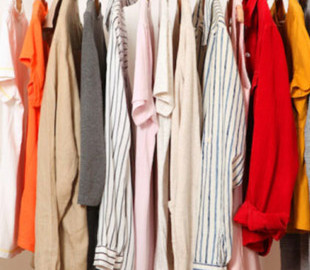 Стиліст назвала колір одягу, який візуально робить жінку старшою