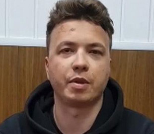 "Прислонился к стенке": адвокат Протасевича объяснила ссадину на его лбу