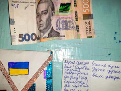 В Одесі дівчинка принесла військовим саморобний конверт з грошима і посланням