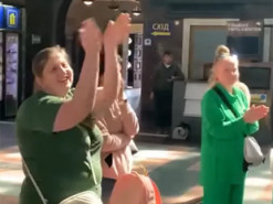 "Героям слава!" На киевском вокзале аплодисментами и овациями встретили раненого украинского бойца