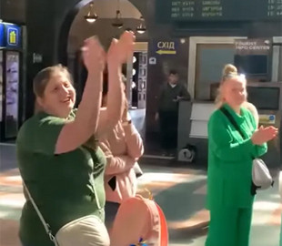 "Героям слава!" На киевском вокзале аплодисментами и овациями встретили раненого украинского бойца