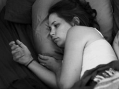 Фотограф удалил смартфоны со снимков, чтобы показать наш одинокий мир